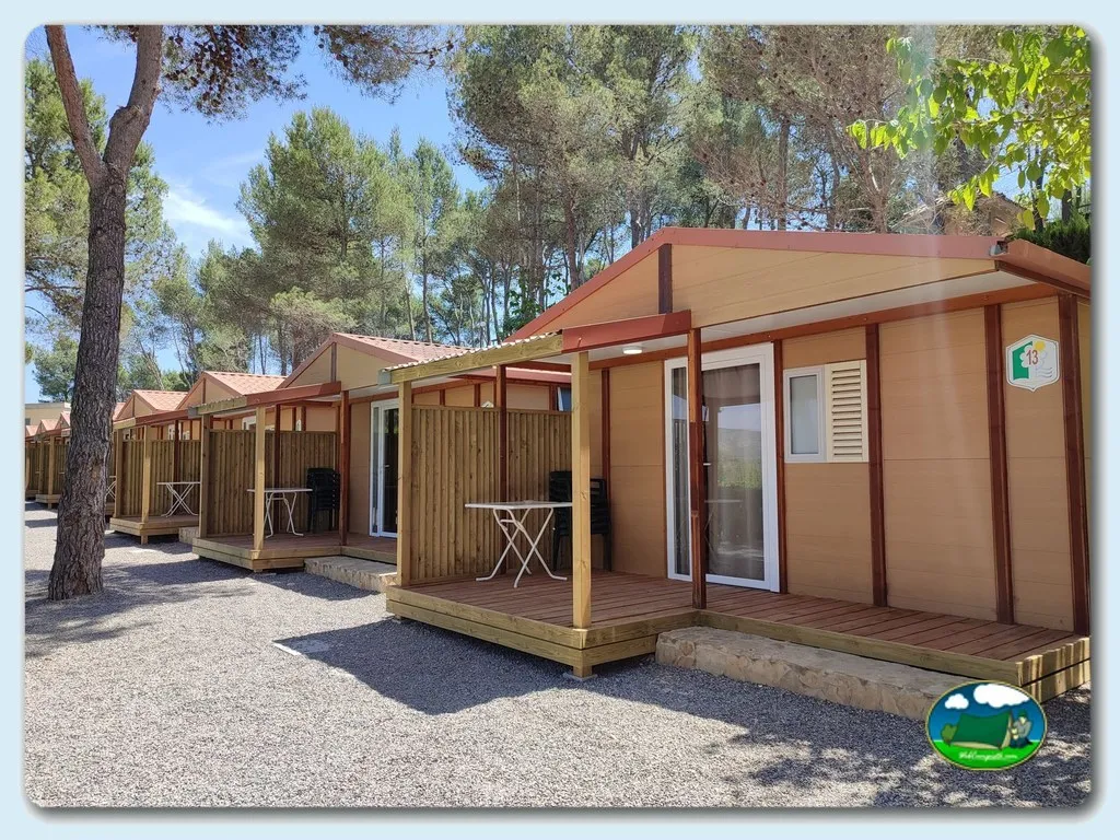 Bungalow con terraza y zona de estar entre pinos del Camping Altomira, Navajas (Castellón)