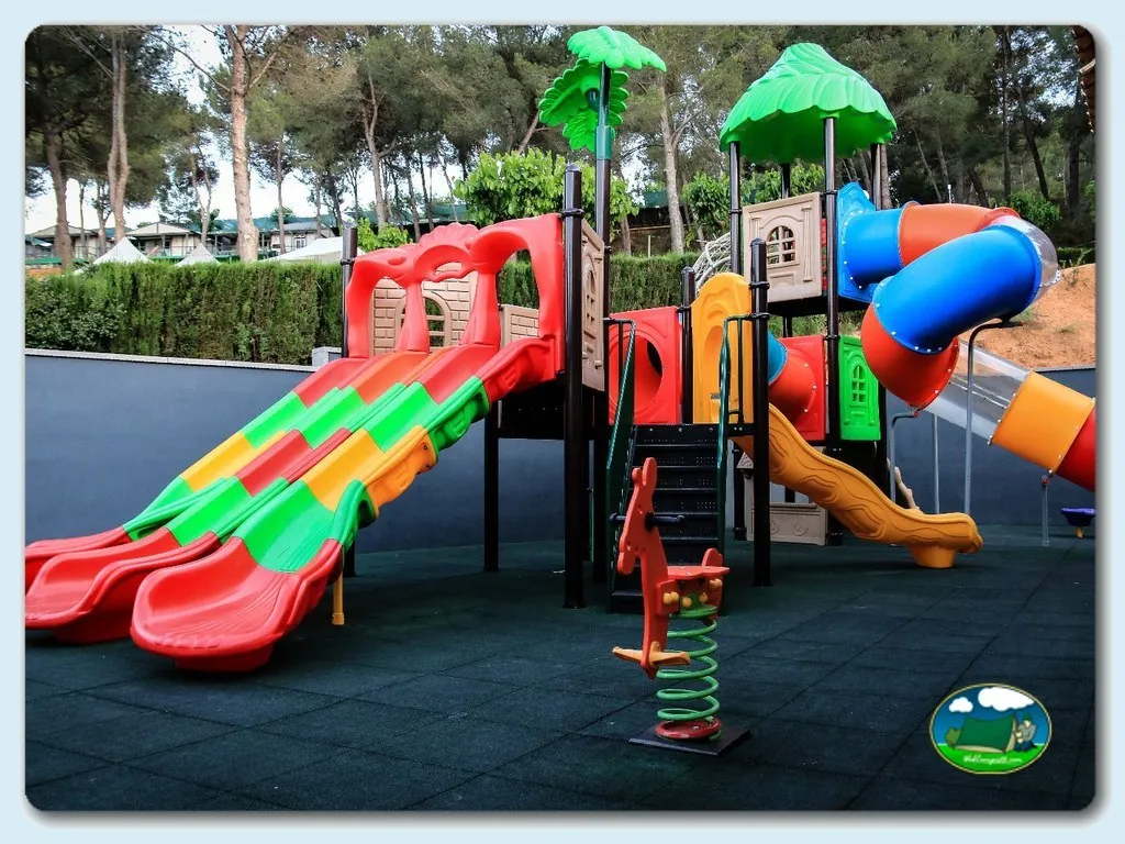 Parque infantil con toboganes y estructuras de juego del Camping Altomira, Navajas (Castellón)