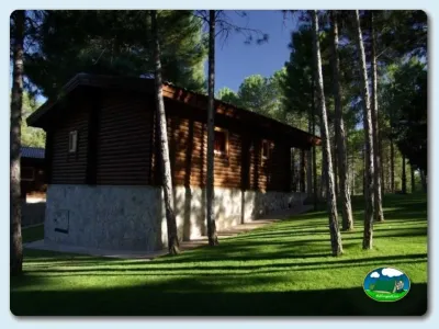 Cabaña de madera entre árboles con parcela del Camping Caravaning Cuenca, Cuenca (Cuenca)