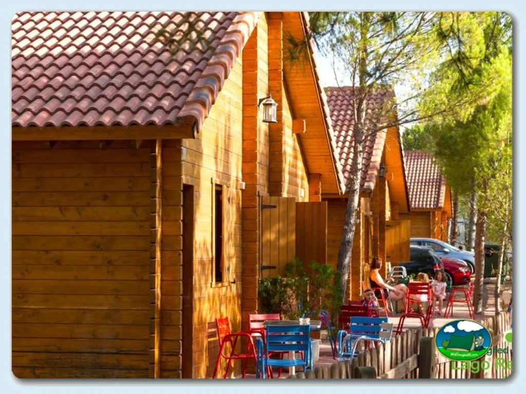 Bungalow de madera con terraza y mobiliario del Camping Lago Resort, Nuévalos (Zaragoza)