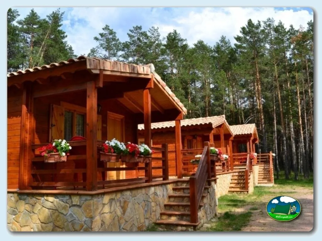 Cabaña de madera con vistas a montaña y bosque de pinos del Camping Orea, Orea (Guadalajara)