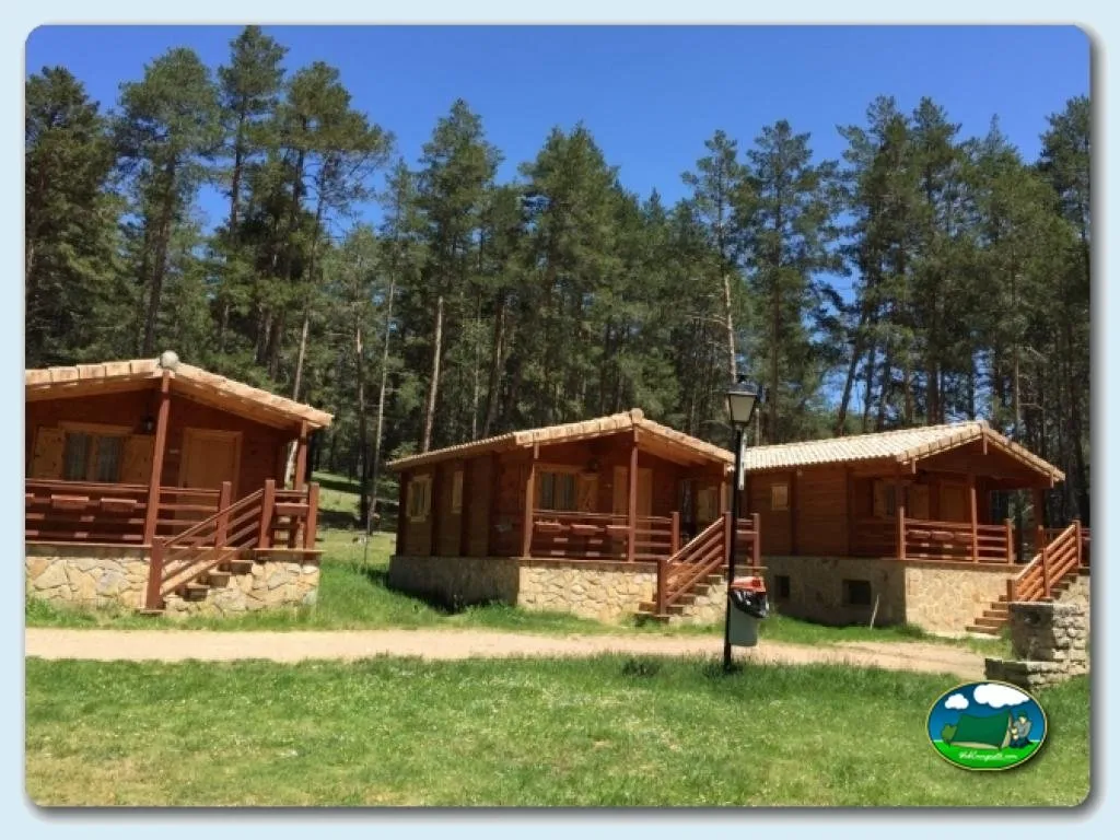 Cabañas de madera con vistas a la sierra del Camping Orea, Orea (Guadalajara)