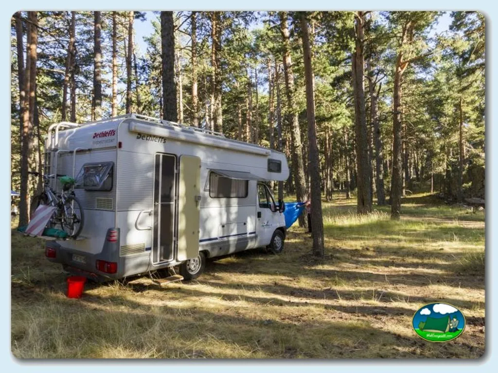 Mobil-home en parcela arbolada entre pinos del Camping Las Corralizas, Bronchales (Teruel)