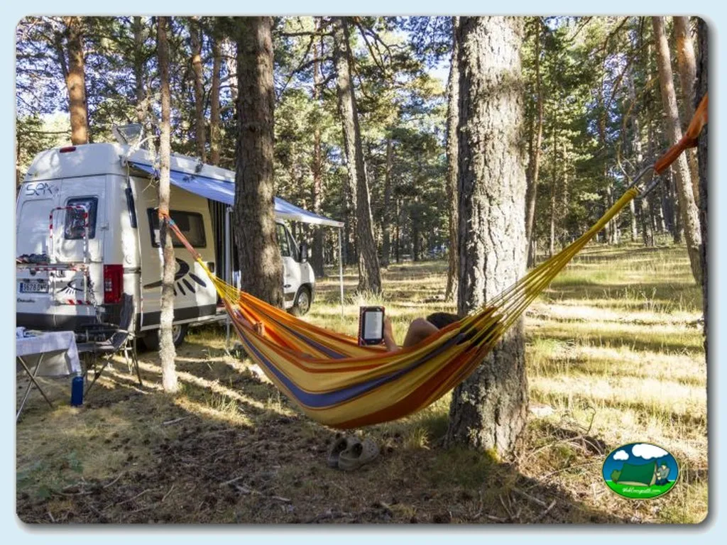 Mobil-home en parcela arbolada con hamaca del Camping Las Corralizas, Bronchales (Teruel)