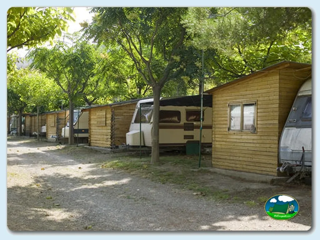 Mobil-home con sombra de árboles del Camping Saviñan Park, Saviñan (Zaragoza)