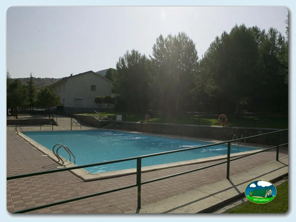 Piscina con vistas a la montaña y zona arbolada del Camping Saviñan Park, Saviñan (Zaragoza)