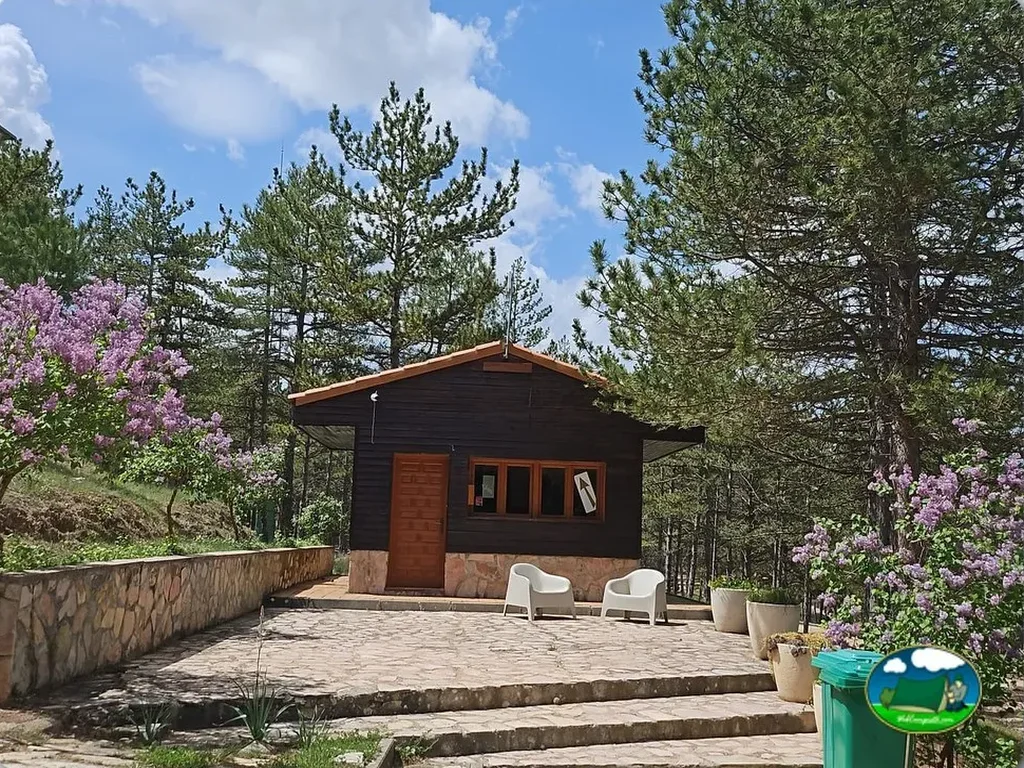 Cabaña en sierra con flores y terraza del Camping Las Cabañas, Martin del Rio (Teruel)