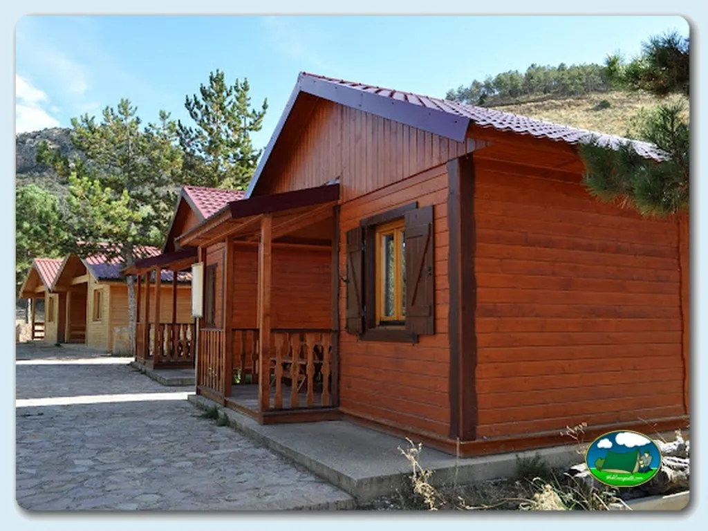 Cabaña de madera con vistas a la montaña del Camping Las Cabañas, Martin del Rio (Teruel)
