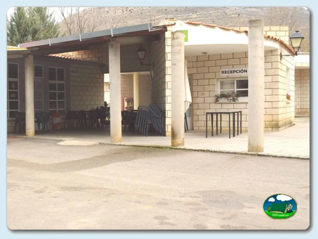 Recepción y bar del recinto del Camping La Morta, Aliaga (Teruel)