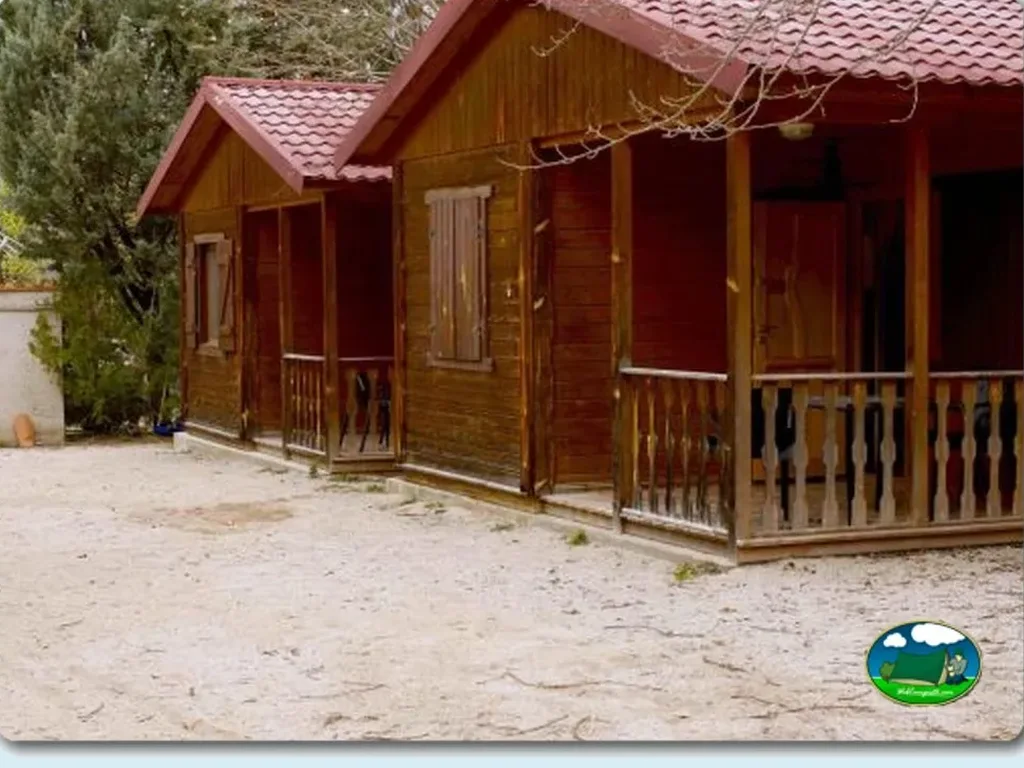 Cabaña de madera con terraza del Camping La Morta, Aliaga (Teruel)