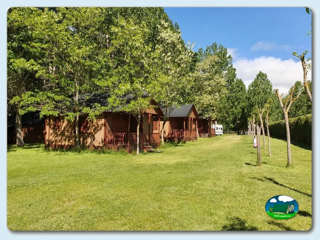 Cabaña de madera con vistas al bosque y parcela privada del Camping Los Alamos, Alcalá de la Selva (Teruel)