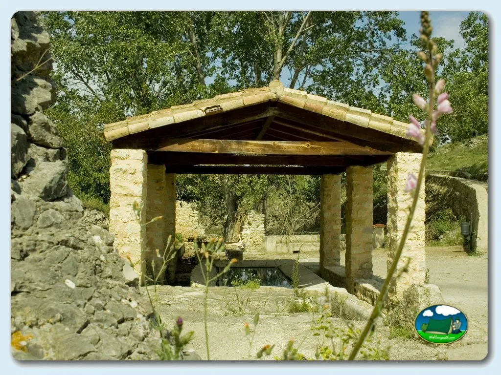 Área de picnic con pérgola de piedra del Camping La Vall, Alcalá de la Jovada (Alicante)