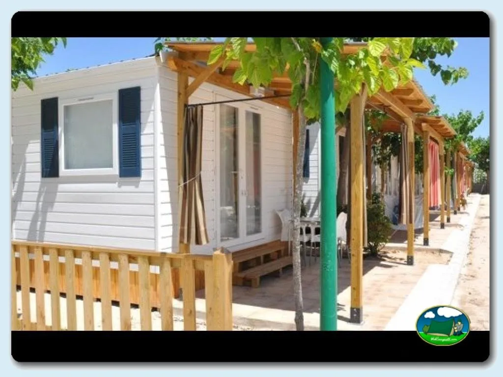 Mobil-home con porche de madera y pérgola del Camping Pepe, Oliva (Valencia)
