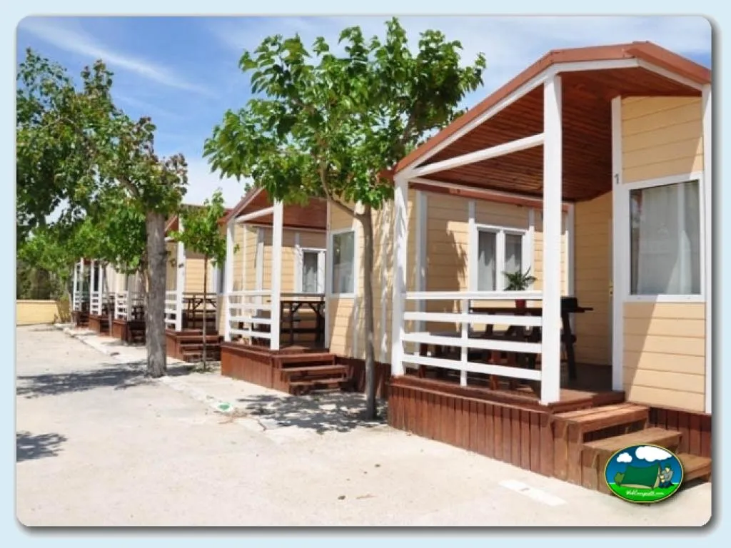 Bungalow con terraza cubierta y vistas al entorno del Camping Pepe, Oliva (Valencia)