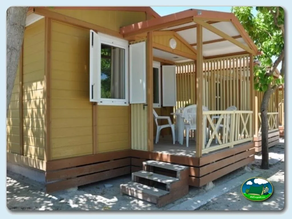 Bungalow con terraza y porche de madera del Camping Pepe, Oliva (Valencia)