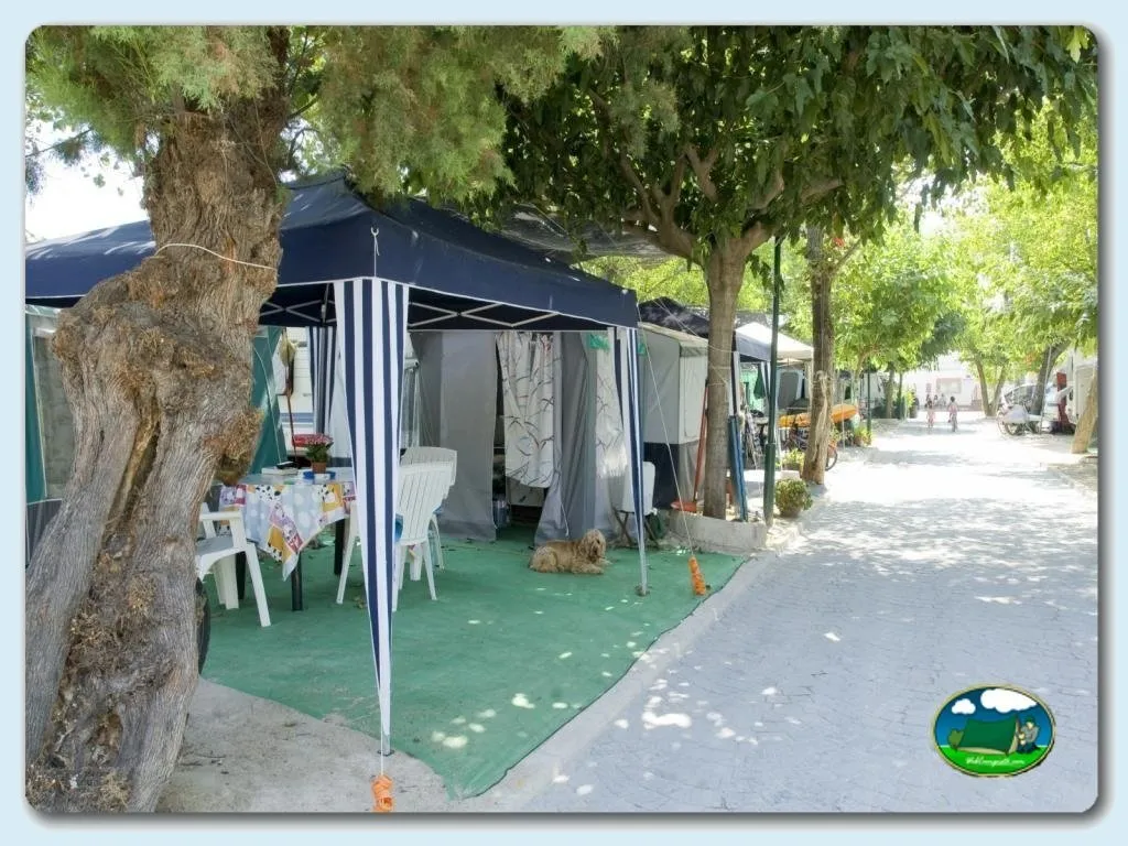 Parcela con tienda de acampada y toldo del Camping Euro Camping, Oliva (Valencia)