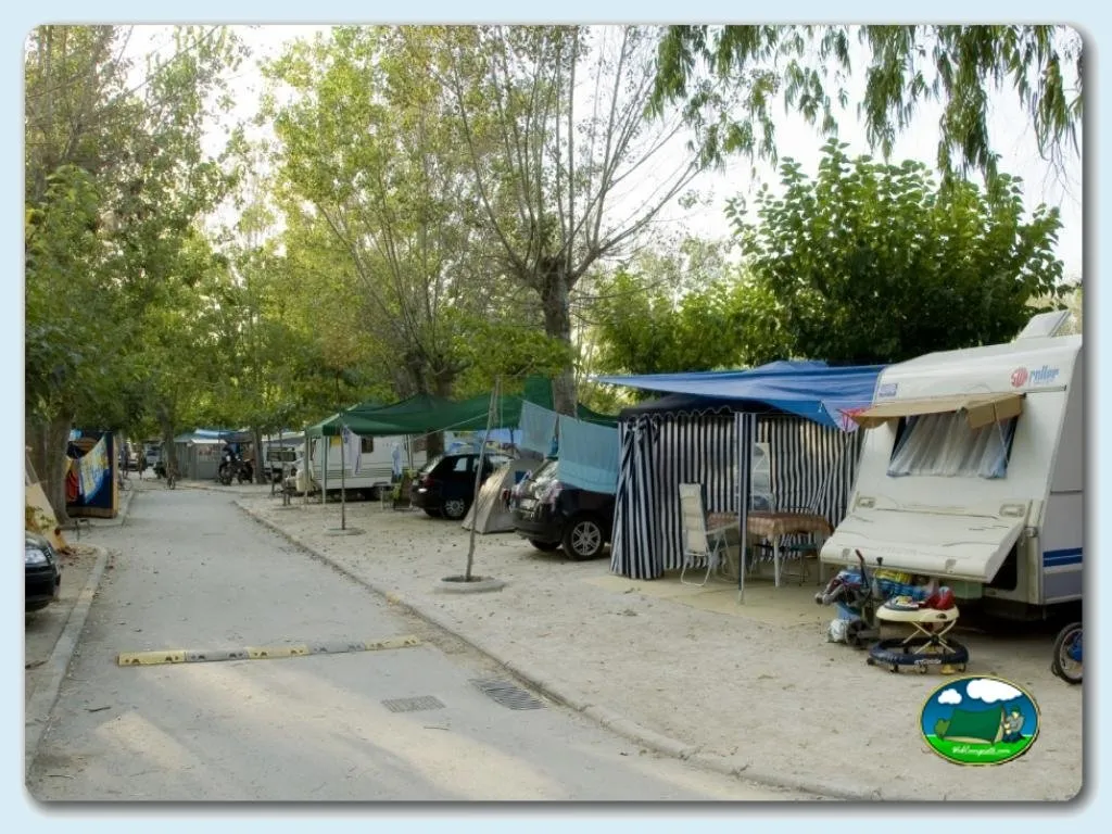 Parcela con mobil-home y toldo del Camping Euro Camping, Oliva (Valencia)