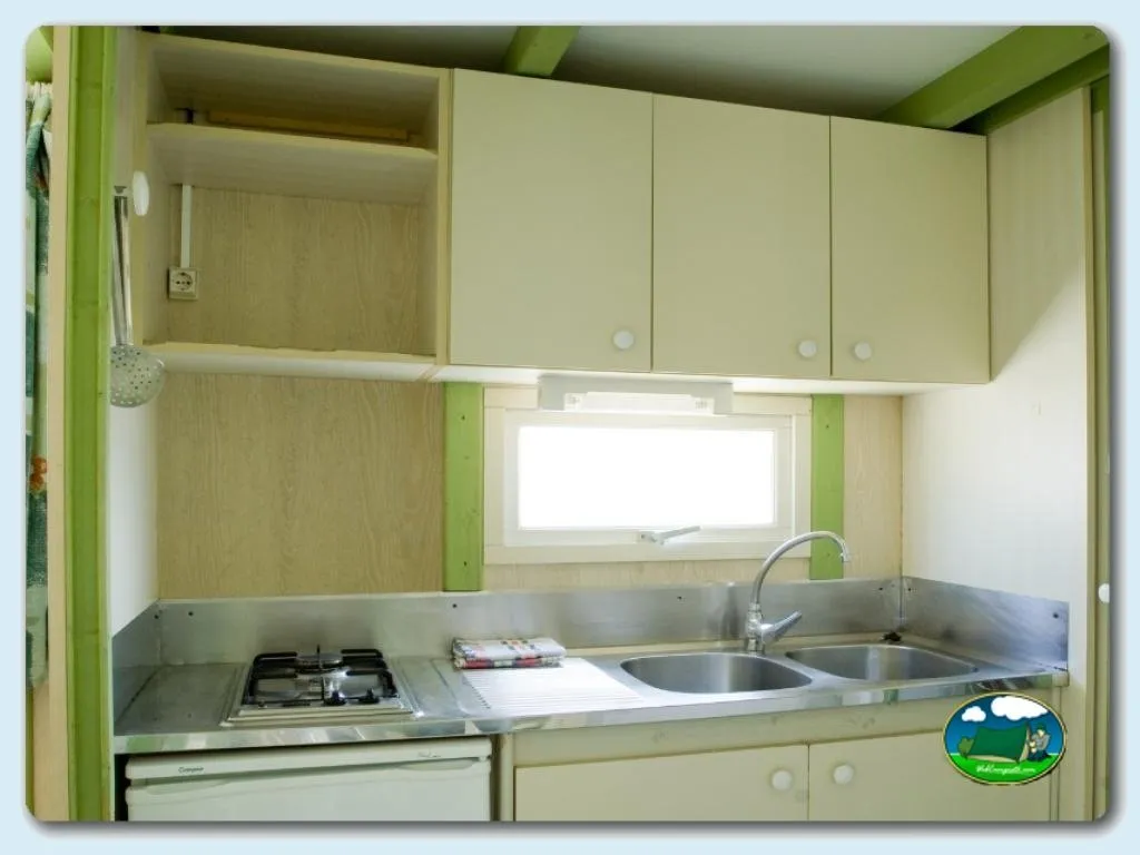Cocina mobil-home con equipamiento básico del Camping Euro Camping, Oliva (Valencia)