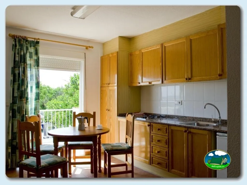Bungalow cocina comedor con vistas al bosque del Camping Euro Camping, Oliva (Valencia)