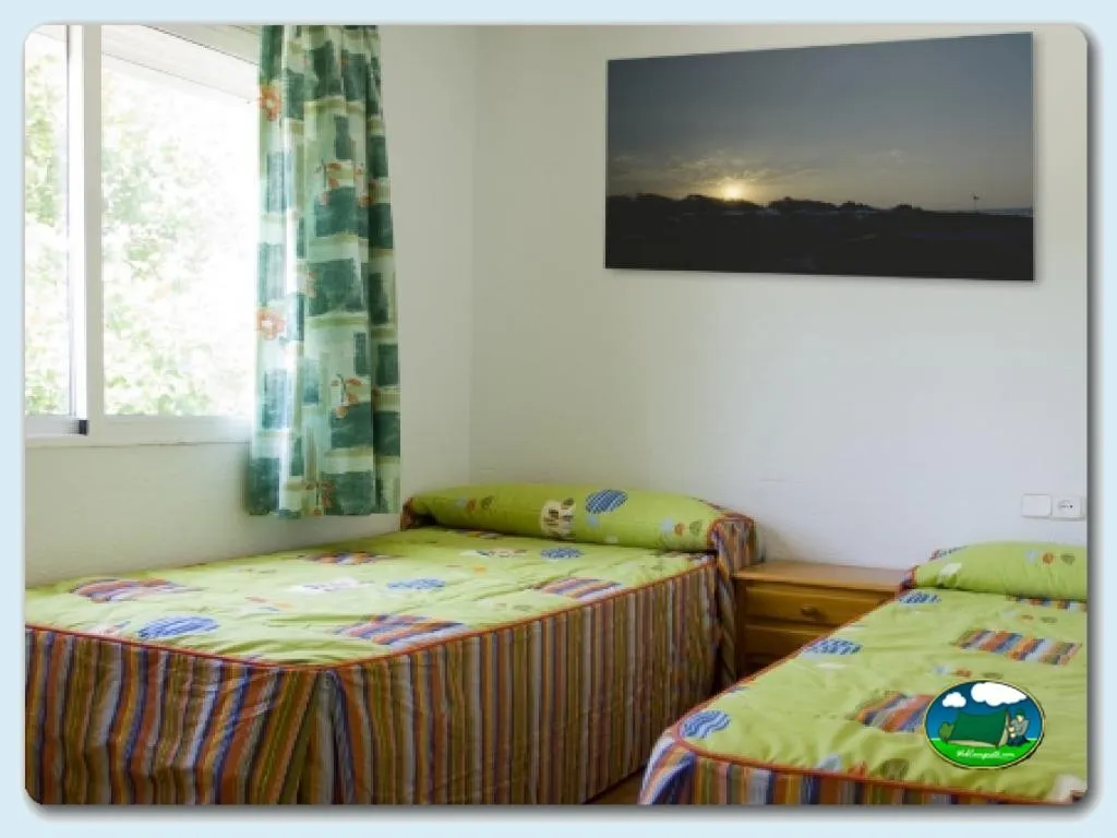 Habitación infantil con dos camas del Camping Euro Camping, Oliva (Valencia)