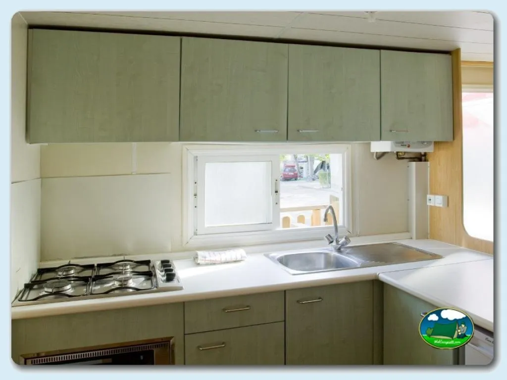 Cocina mobil-home con fogón y fregadero del Camping Euro Camping, Oliva (Valencia)