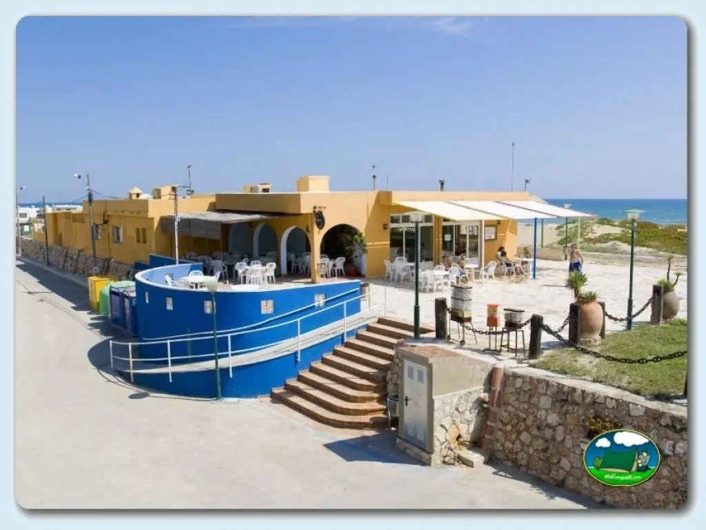 Restaurante y piscina junto al mar con vistas a la playa del Camping Euro Camping, Oliva (Valencia)