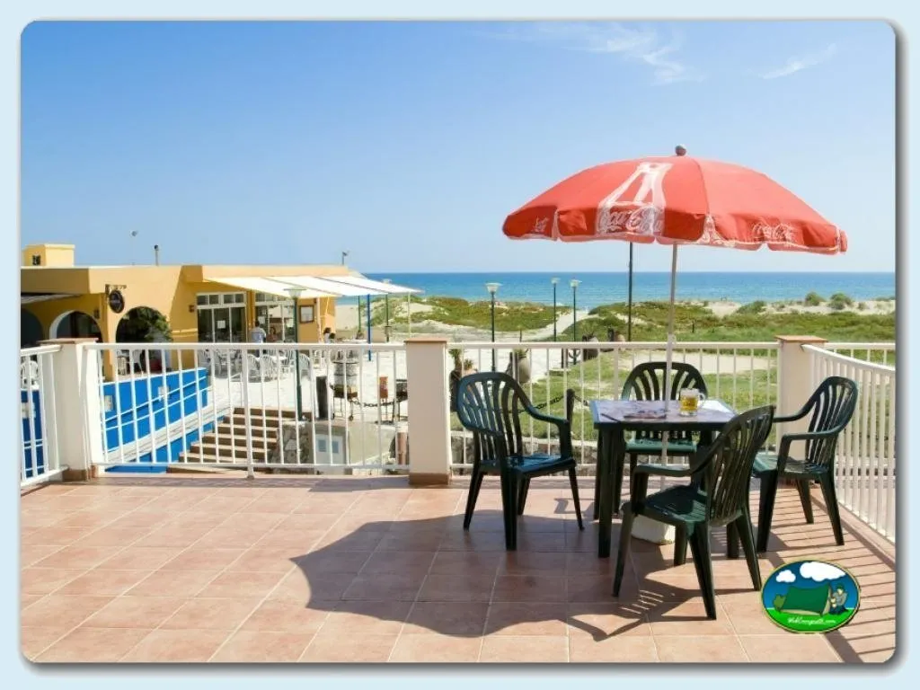 Bungalow junto al mar con terraza y vistas a la playa del Camping Euro Camping, Oliva (Valencia)