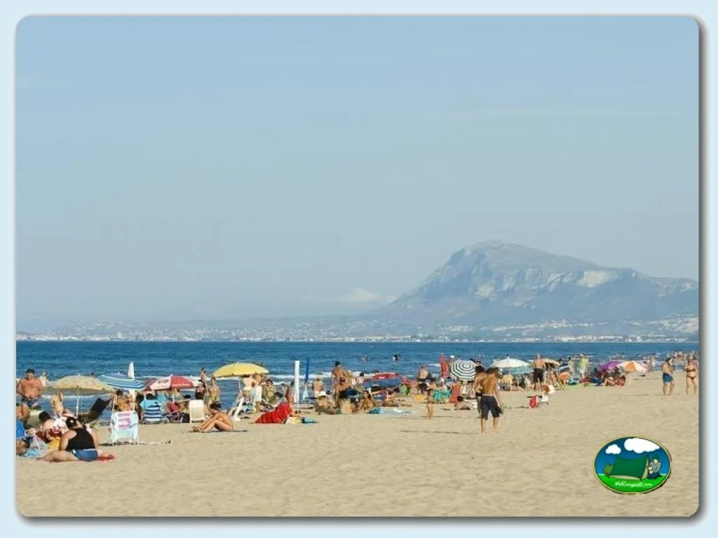 Playa junto al mar con vistas a la montaña del Camping Euro Camping, Oliva (Valencia)