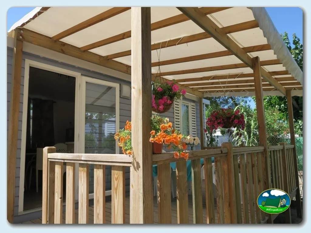 Mobil-home con terraza cubierta y flores del Camping Azul, Oliva (Valencia)
