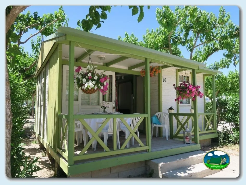 Bungalow con terraza y jardín sombreado del Camping Azul, Oliva (Valencia)