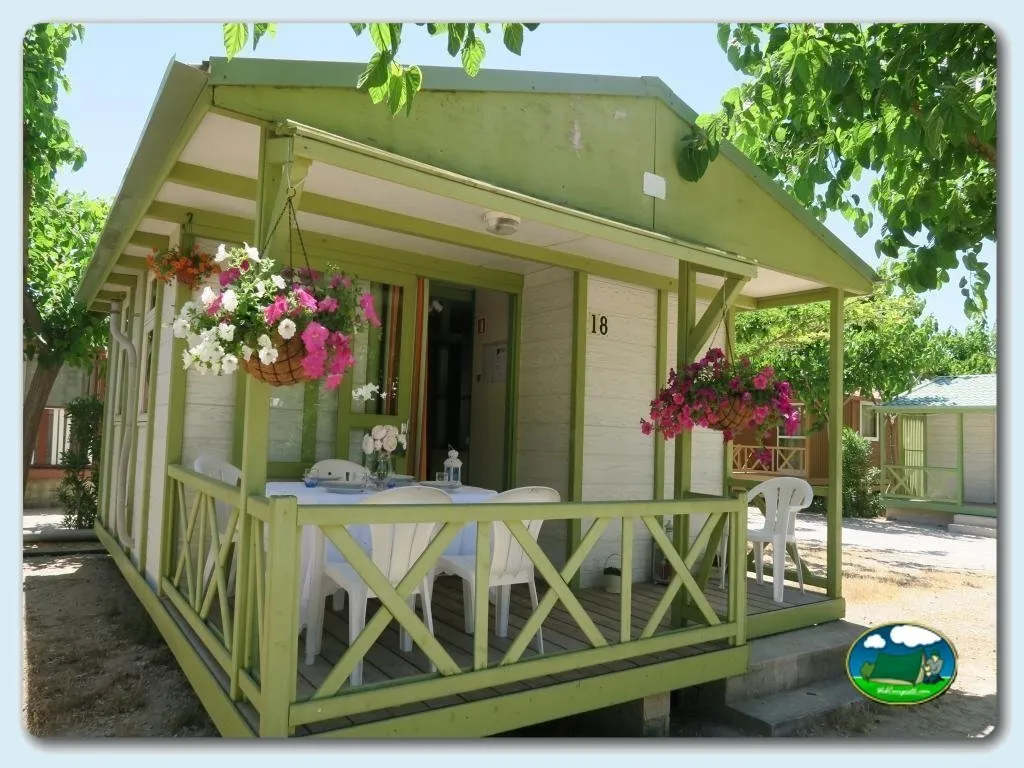 Bungalow con terraza y flores colgantes del Camping Azul, Oliva (Valencia)