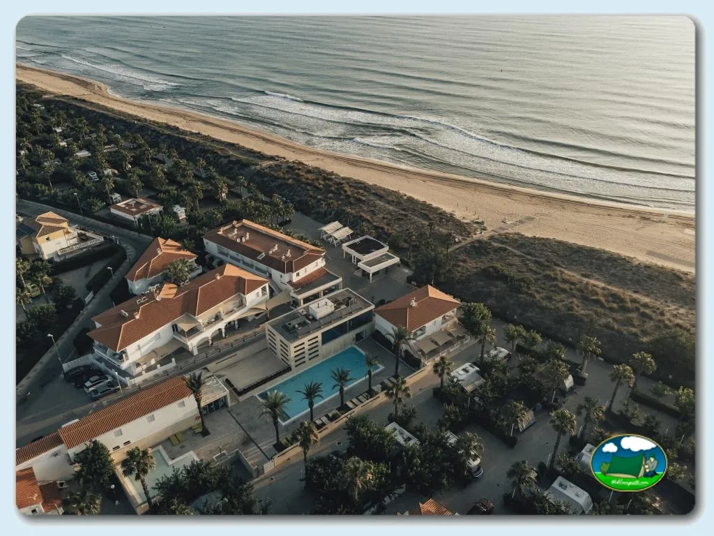 Bungalow con vistas al mar y piscina, primera línea de playa del Camping Kikopark Oliva, Oliva (Valencia)