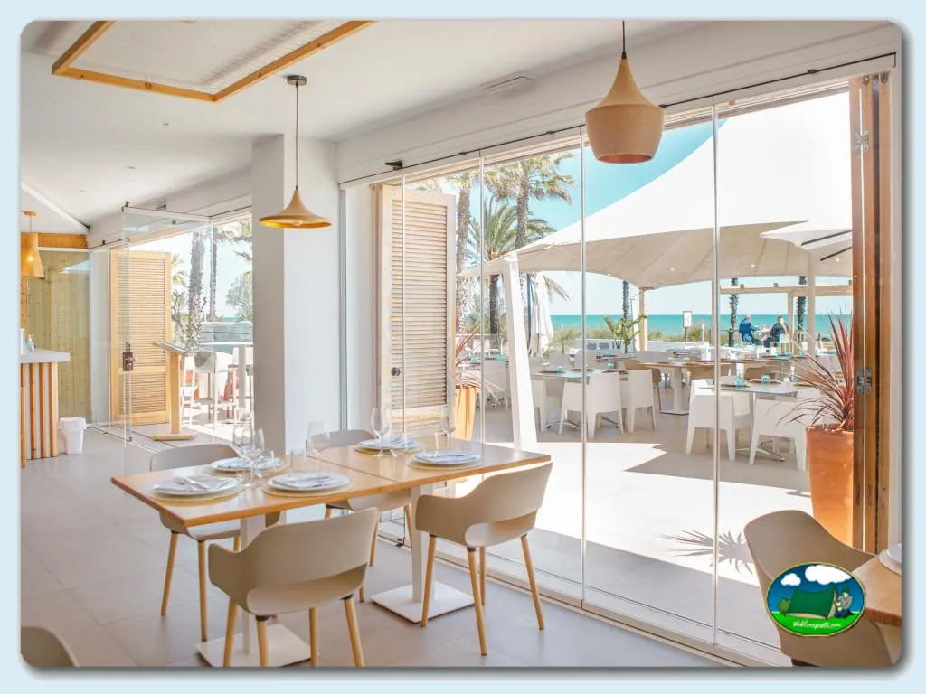 Bungalow con vistas al mar, comedor y terraza del Camping Kikopark Oliva, Oliva (Valencia)