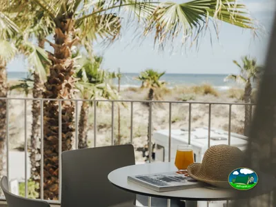 Bungalow con vistas al mar, terraza con palmeras del Camping Kikopark Oliva, Oliva (Valencia)