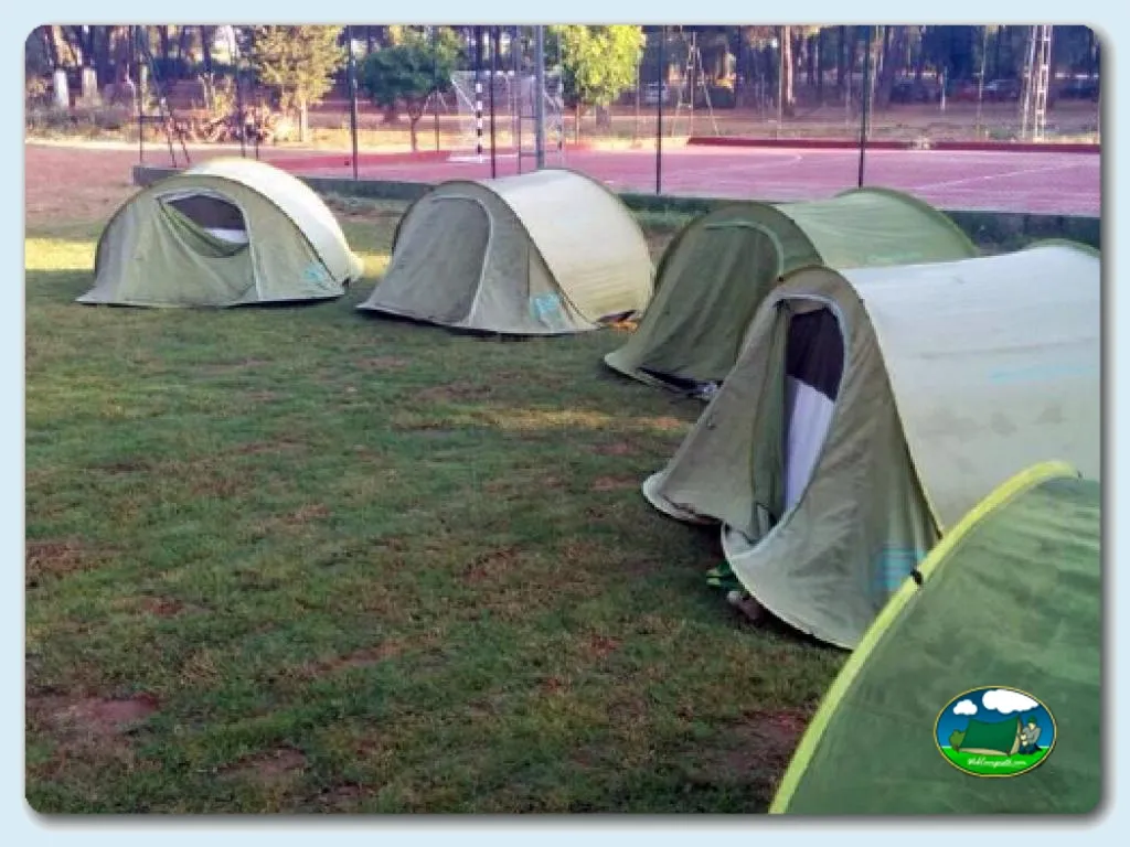 Tiendas de acampada en parcela con piscina del Camping Dehesa Nueva, Aznalcázar (Sevilla)