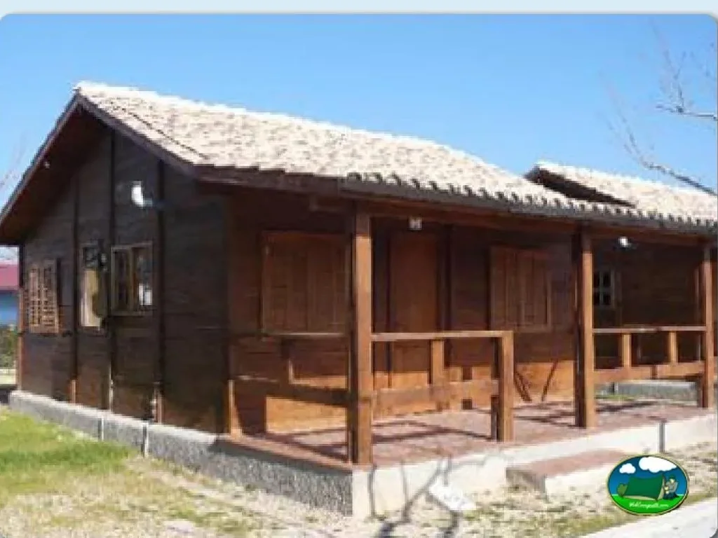 Cabaña de madera con terraza cubierta del Camping Coelius, Miramar (Valencia)