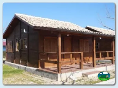 Cabaña de madera con terraza cubierta del Camping Coelius, Miramar (Valencia)