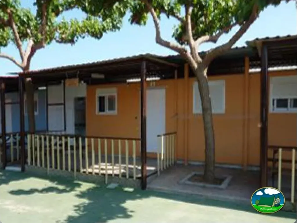 Mobil-home con terraza y sombrilla del Camping Coelius, Miramar (Valencia)