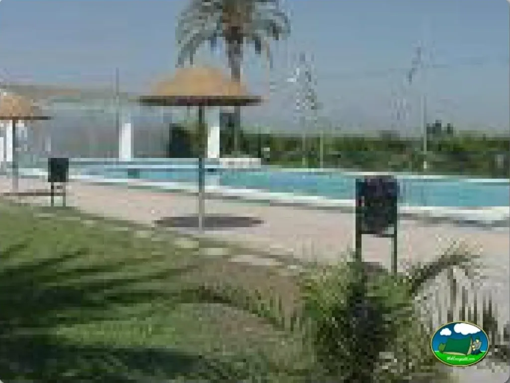 Piscina con vistas al río y jardín del Camping Coelius, Miramar (Valencia)