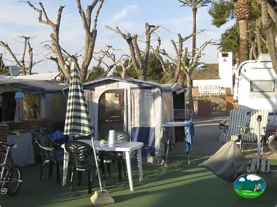 Parcela con mobil-home y sombrilla del Camping L`Alqueria, Gandía (Valencia)
