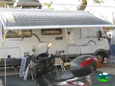 Mobil-home con aparcamiento de motos del Camping L`Alqueria, Gandía (Valencia)