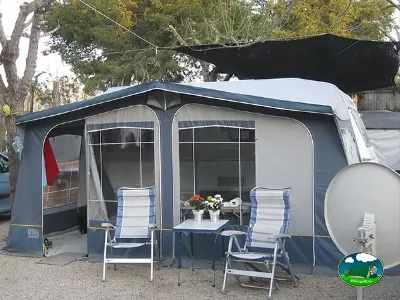 Mobil-home con porche acristalado y terraza equipada del Camping L`Alqueria, Gandía (Valencia)