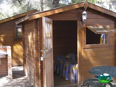 Cabaña de madera con entrada abierta del Camping L`Alqueria, Gandía (Valencia)