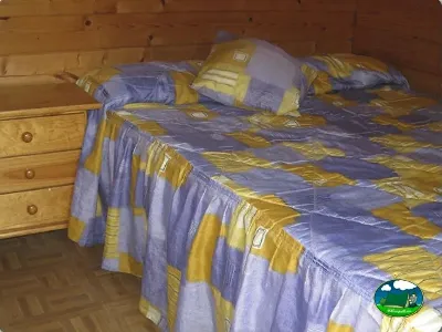 Cabaña interior dormitorio cama madera del Camping L`Alqueria, Gandía (Valencia)