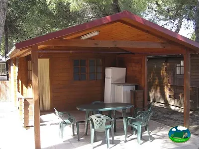 Cabaña de madera con terraza y zona de estar del Camping L`Alqueria, Gandía (Valencia)