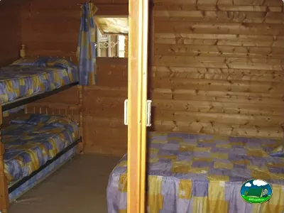 Cabaña de madera interior con literas del Camping L`Alqueria, Gandía (Valencia)