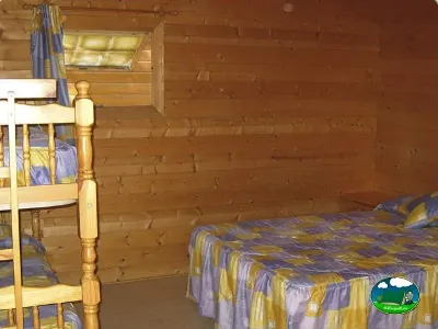 Cabaña interior con literas de madera del Camping L`Alqueria, Gandía (Valencia)