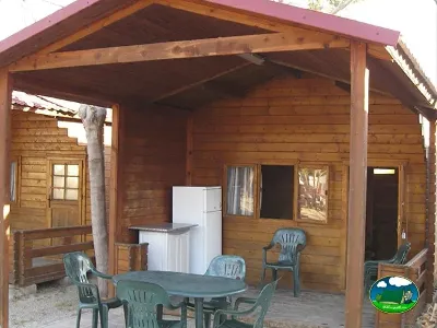 Cabaña de madera con terraza y mobiliario del Camping L`Alqueria, Gandía (Valencia)