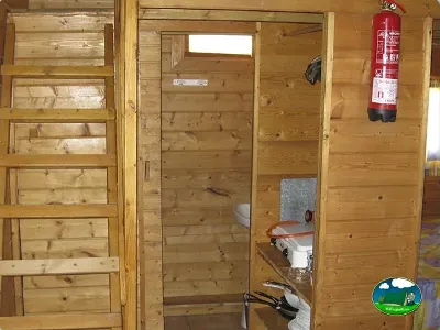 Interior cabaña de madera con aseo del Camping L`Alqueria, Gandía (Valencia)