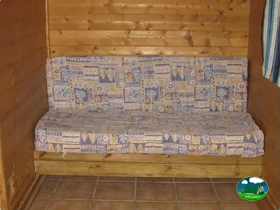 Cabaña interior con sofá cama del Camping L`Alqueria, Gandía (Valencia)